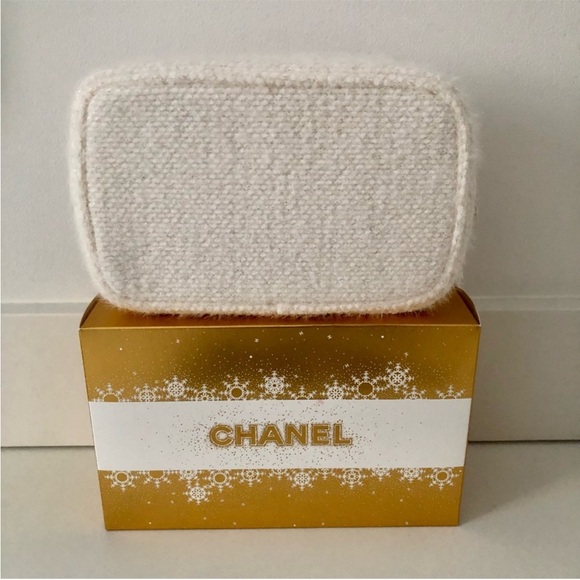 Chanel Beauty New Cosmetic Pouch with CC Snowflake Zipper Charm - Picture 4 of 9